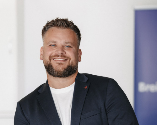 Porträt von Tobias Valha, Teamleitung Netzbau bei Breitband Ortenau – Leitung und Koordination des Glasfaserausbaus im Ortenaukreis