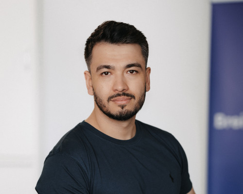 Porträt von Edris Khaliqi, Bauüberwacher bei Breitband Ortenau – Bauüberwachung und Qualitätssicherung beim Glasfaserausbau im Ortenaukreis