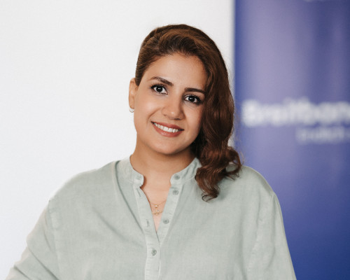 Porträt von Sadaf Esmaeili, Netzplanerin bei Breitband Ortenau – Planung und Betreuung der Glasfasernetze im Ortenaukreis