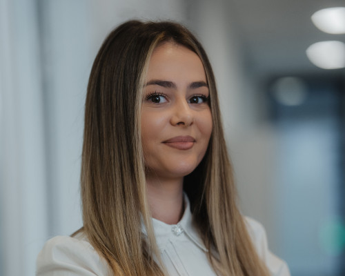 Porträt von Johana Bogdani, Teamleitung Netzdokumentation bei Breitband Ortenau – Verantwortung für die Dokumentation und Pflege der Glasfasernetze im Ortenaukreis