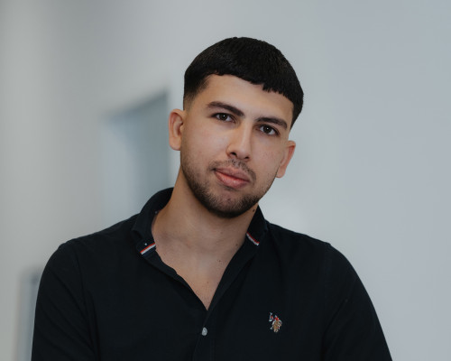 Porträt von Oussama Chabchoub, Senior Netzdokumentationsmanager bei Breitband Ortenau – Leitung der Netzdokumentation und Qualitätskontrolle der Glasfasernetze im Ortenaukreis